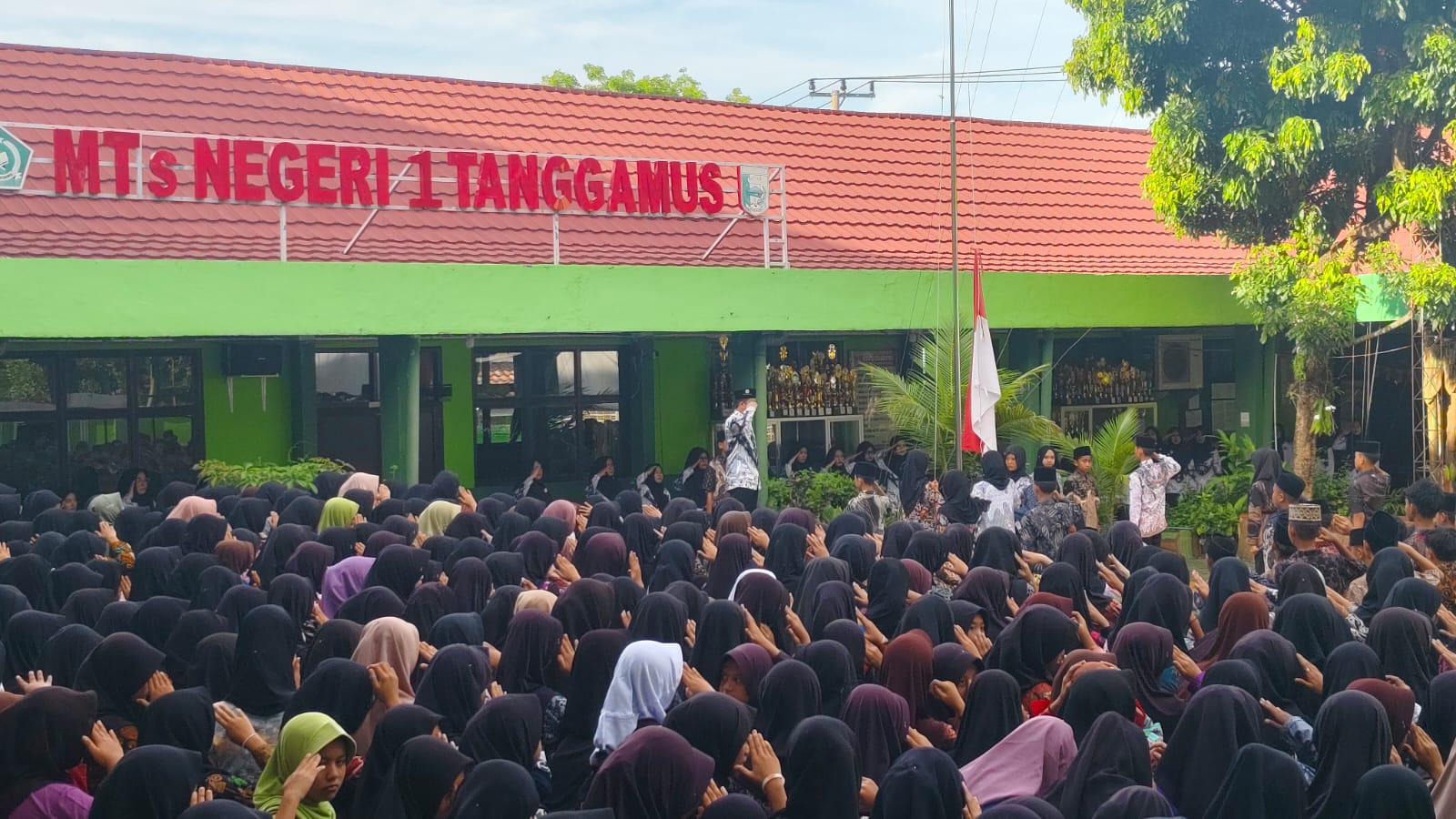 Guru Hebat, Indonesia Kuat: MTsN 1 Tanggamus Gelar Upacara Khidmat Peringati HUT PGRI ke-79 dan HGN 2024