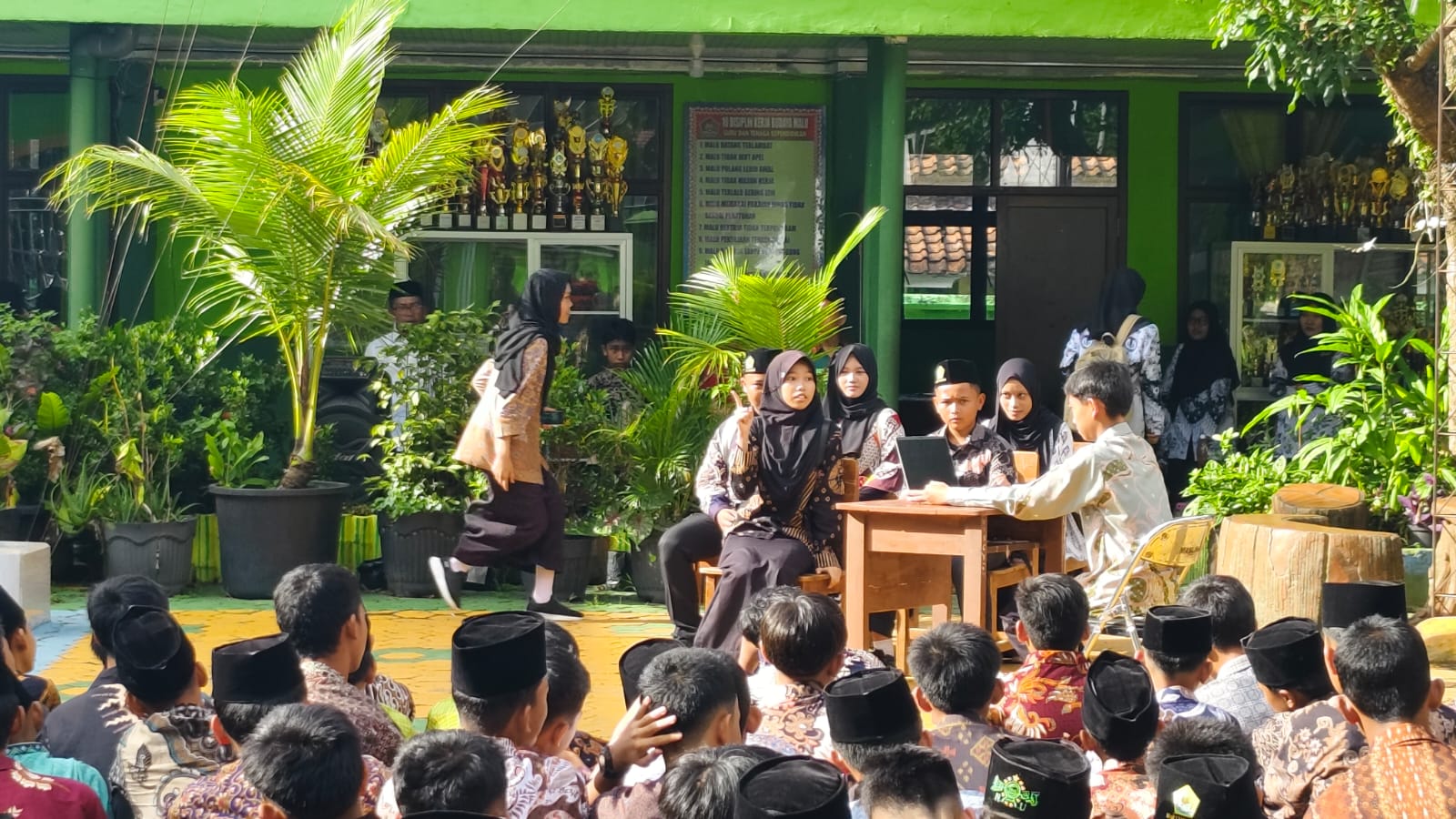 Persembahan Kreativitas Siswa MTsN 1 Tanggamus Jadi Kado Istimewa di Hari Guru Nasional 2024