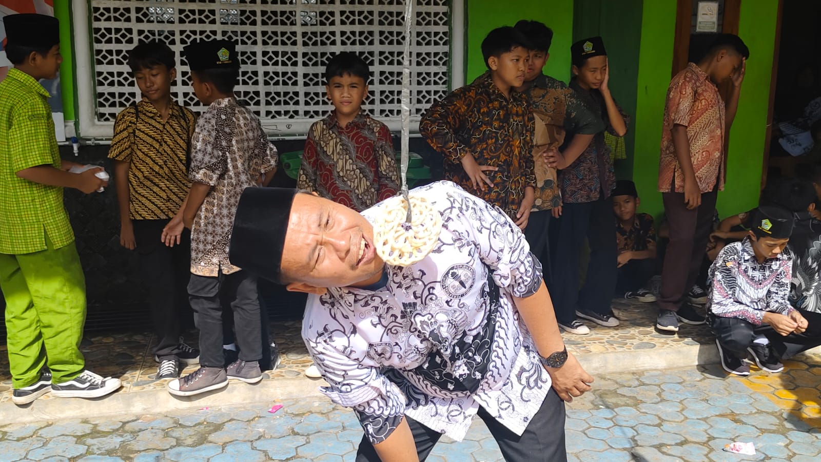 Keceriaan Hari Guru di MTsN 1 Tanggamus: Lomba Makan Kerupuk dan Rebut Kursi Jadi Sorotan!
