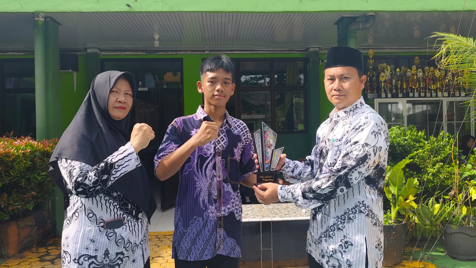 M. Ijlal Faqi Persembahkan Plakat Kemenangan Nasional KPMN kepada MTsN 1 Tanggamus