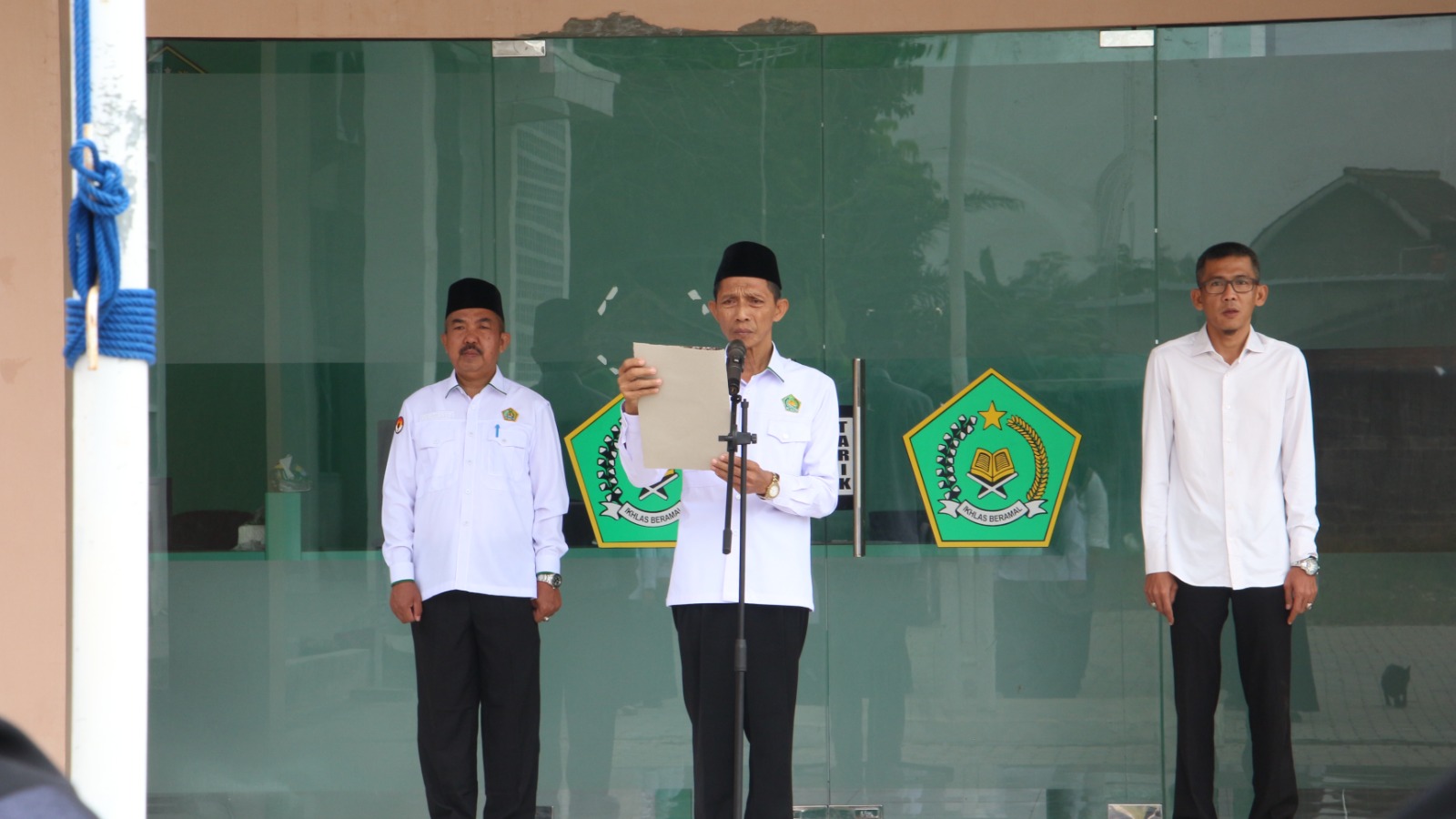 Kasubbag TU Kemenag Mesuji Jadi Pembina Upacara Hari Guru Nasional 2024