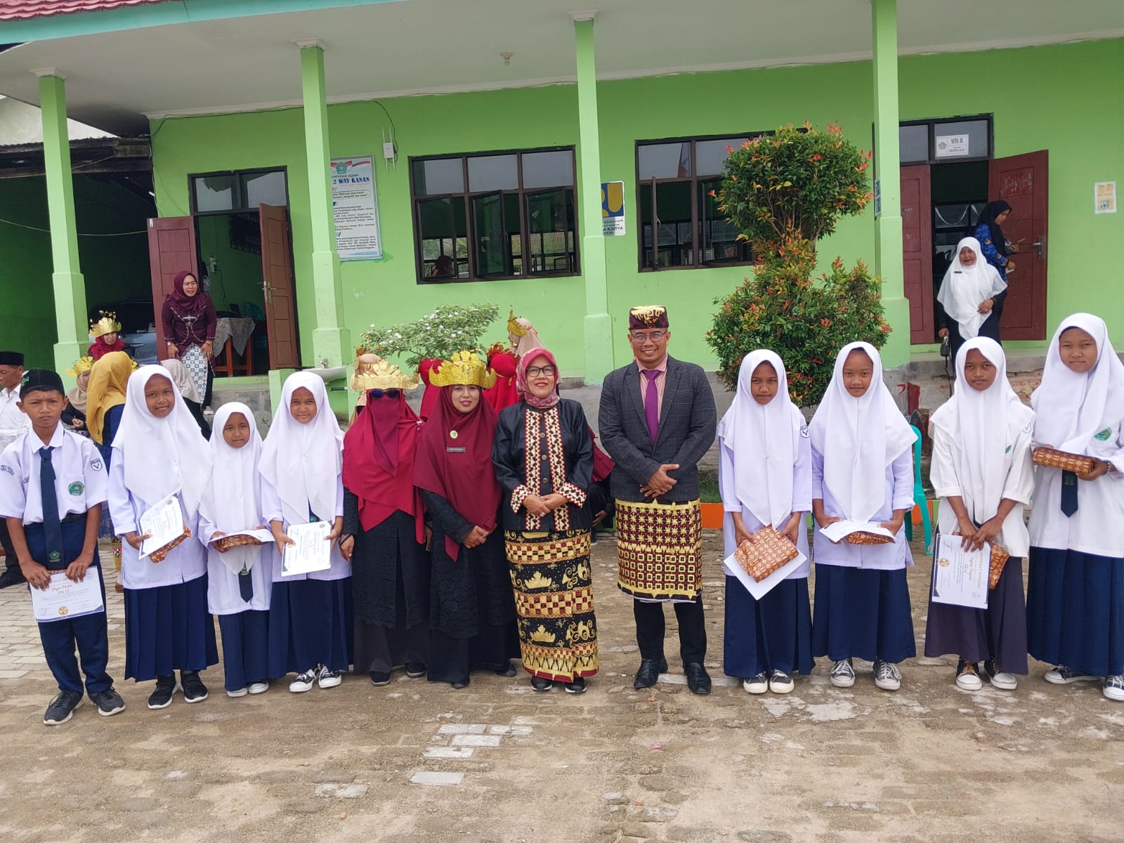 Hari Guru Nasional 2024: Perpustakaan MTsN 2 Way Kanan Berikan Penghargaan kepada Siswa Berprestasi