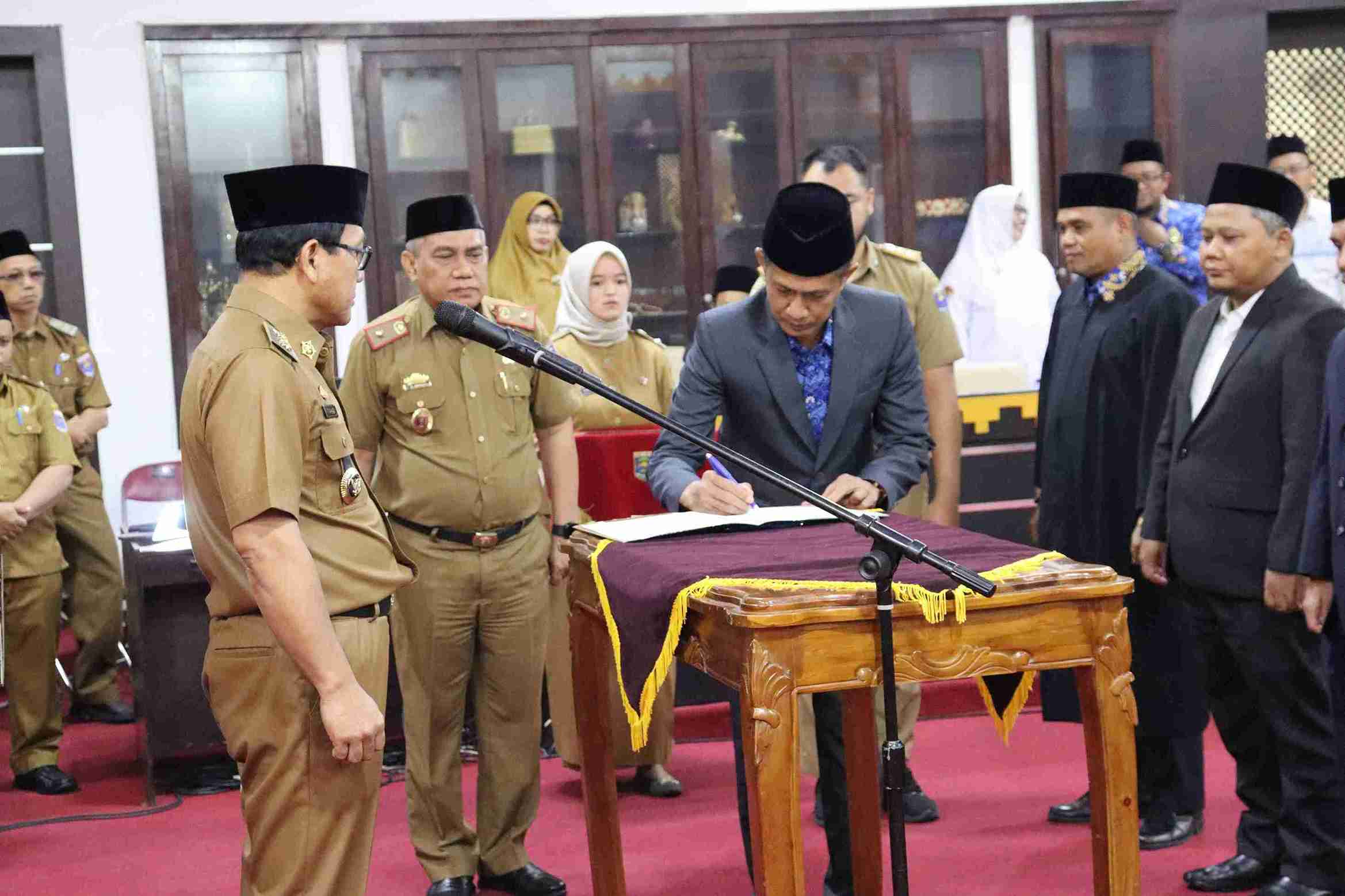 Kakankemenag Kota Metro Tandatangani Dokumen Saksi Pelantikan Pimpinan Baznas Kota Metro Periode 2024-2029