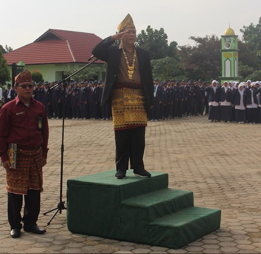 MTs Negeri 2 Bandar Lampung Gelar Upacara Peringatan Hari Guru ke-30 dan Pembukaan Asesmen Sumatif Ganjil Tahun Pelajaran 2024/2025