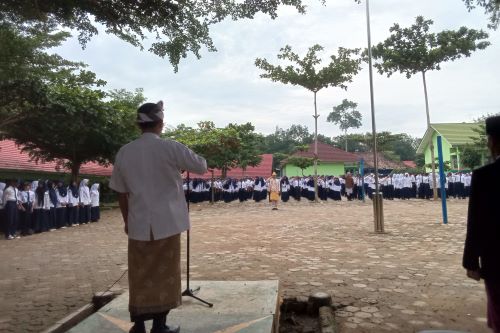 Upacara Peringatan Hari Guru di MTs N 1 Way Kanan: Menghargai Dedikasi Para Pendidik