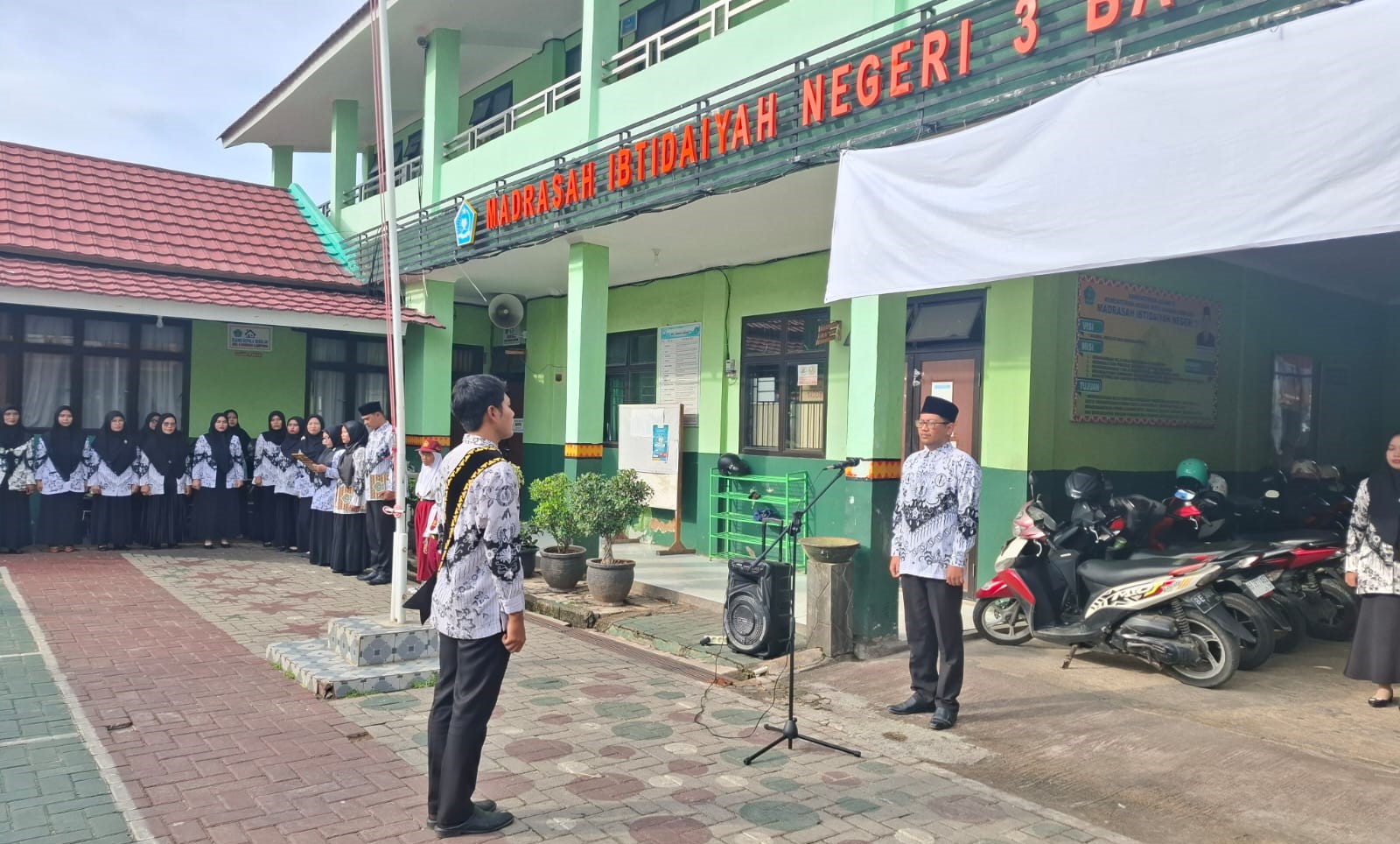 MIN 3 Bandar Lampung Peringati Hari Guru Nasional dengan Khidmat