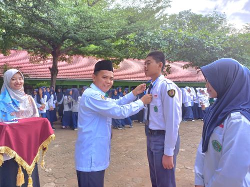 Pemasangan Nomor Ujian Secara Simbolis oleh Kamad MTsN 1 Way Kanan