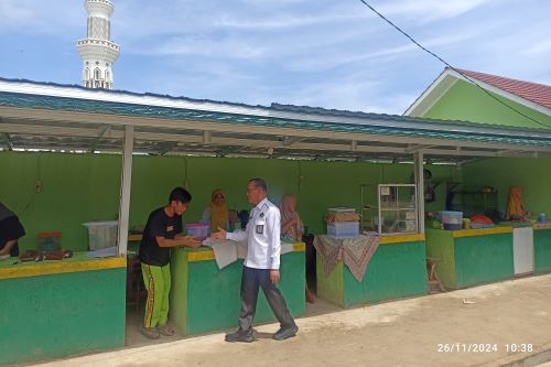 Pengecekan Kewirausahaan Ikan Lele oleh Kepala Madrasah MTs N 1 Way Kanan dan Kasi Penmad Kabupaten Way Kanan