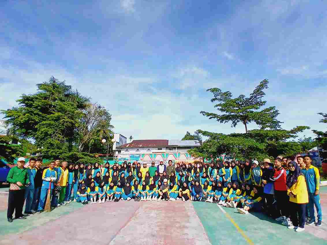 Antusias Siswa/i MAN 1 Lampung Barat dalam World Clean Up Day 2024 : DLH Lampung Barat Gelar Aksi Bersih-Bersih di Taman Kota Liwa dan Taman Ham Tebiu