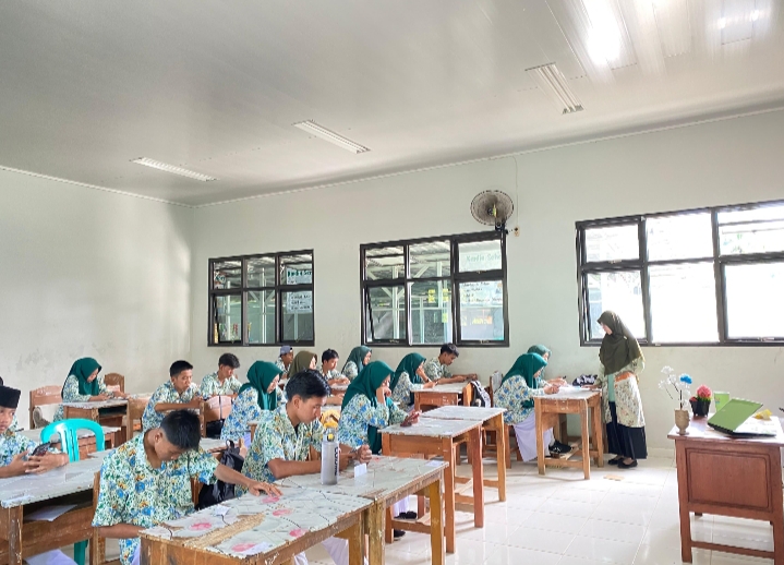 Penilaian Akhir Semester (PAS) Ganjil T.P 2024/2025  Hari Pertama di MAN 1 Tanggamus Berjalan Lancar dan Sukses