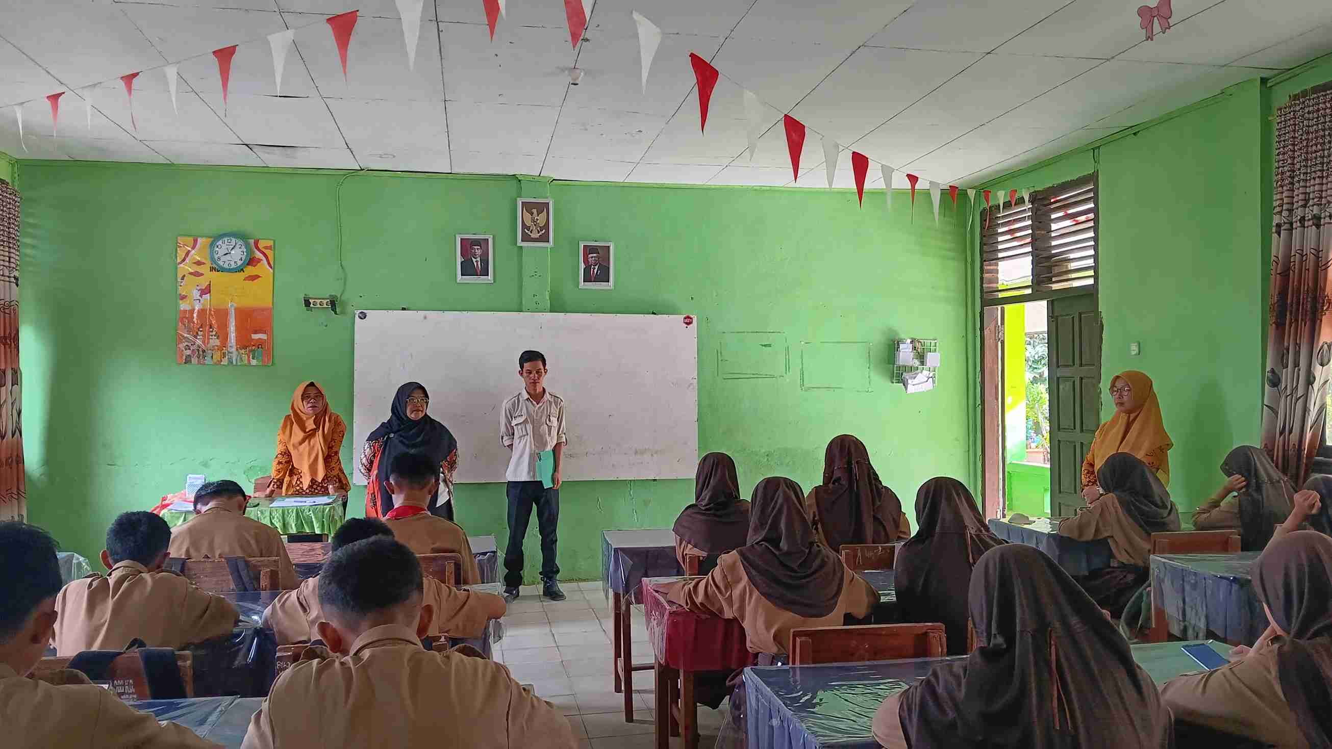 Kepala MTsN 1 Lampung Barat Pantau Pelaksanaan Asesmen Sumatif Akhir Semester Ganjil