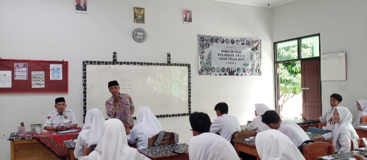 Dukung Pelaksanaan PAS Berjalan Lancar, Selamat Riyadi Pantau Kebersihan MAN 1 Tanggamus Demi Lingkungan yang Bersih dan Sehat