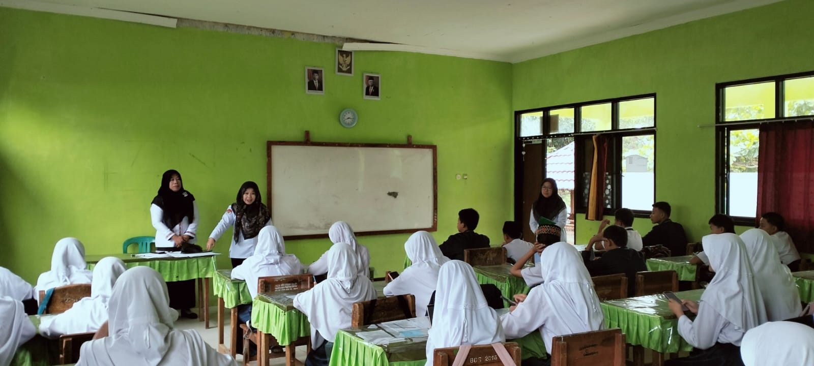 Pengawas Madrasah Monitoring Pelaksanaan Asesmen di MTsN 1 Lampung Barat