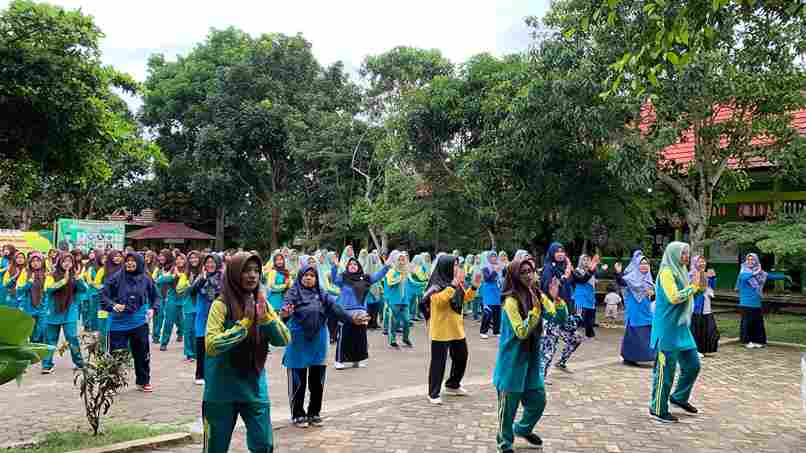 Senam Massal SKJ di MAN 1 Lampung Barat dalam rangka memeriahkan Pembukaan HAB Ke-79