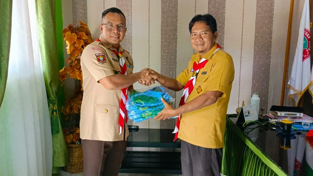 Penyerahan Seragam Tim Humas MTs Negeri 2 Way Kanan: Langkah Baru Tingkatkan Citra Madrasah