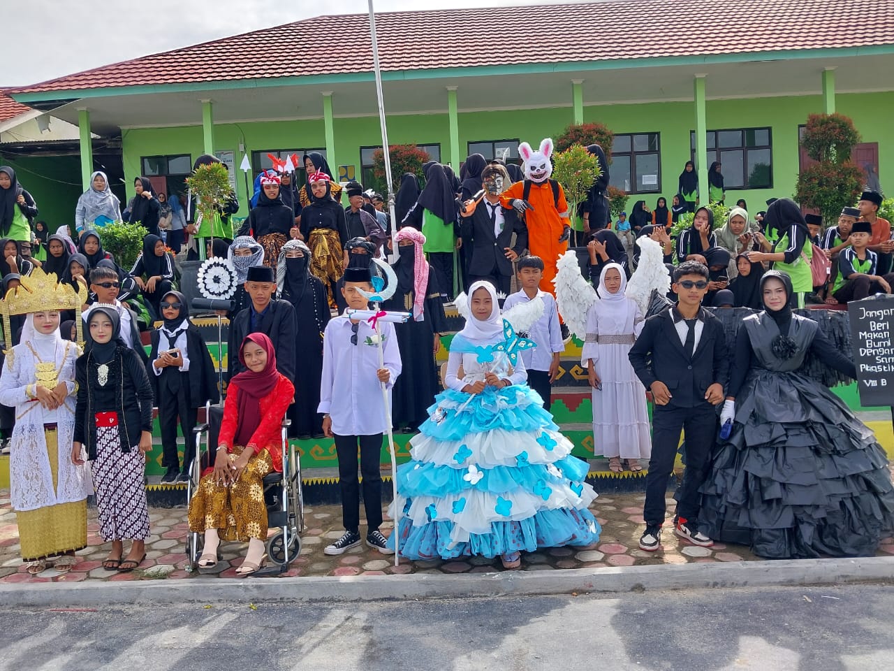 Pesona Kreativitas di Ajang Fashion Show Class Meeting MTsN 2 Way Kanan