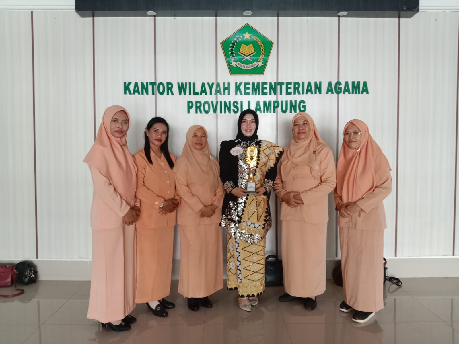 Tampil Kenakan Busana Maduwaroh, Ketua DWP Kemenag Tulang Bawang Netty Hermina Jalaluddin Raih Juara Pertama Lomba Fashion Show