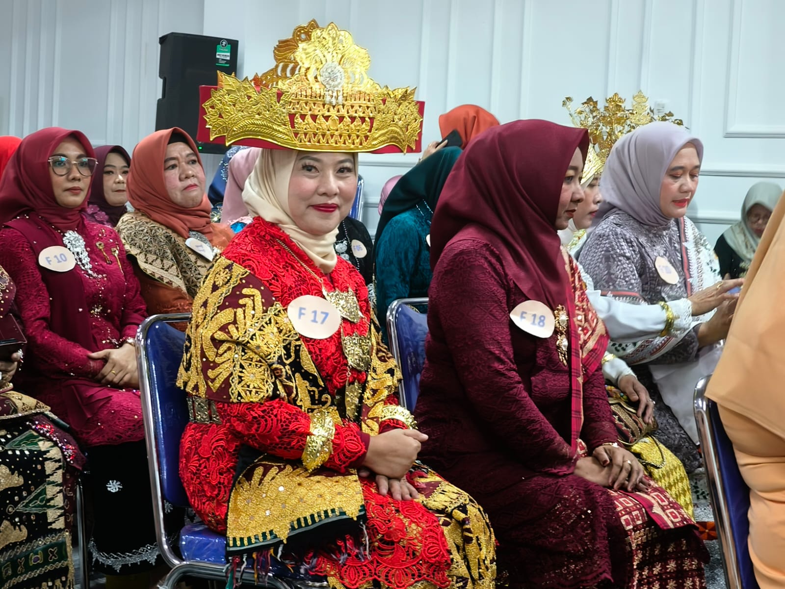 Juara 2, Hj. Ika Sartika Tampilkan Keindahan Adat Lampung di Fashion Show