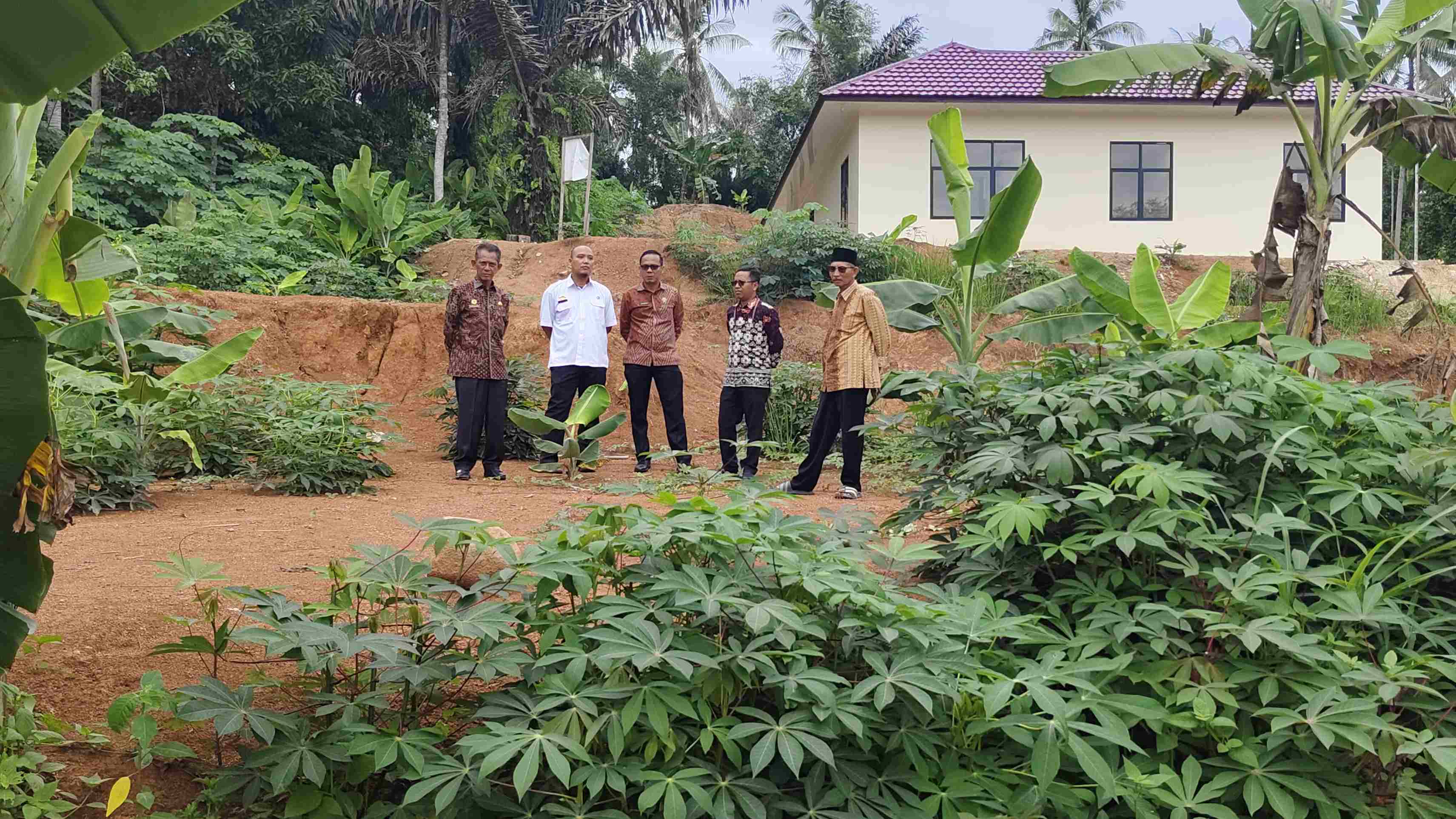 Ka. Kemenag Pesawaran Tinjau Tanah Hibah Untuk Pembangunan KUA Di Padang Cermin