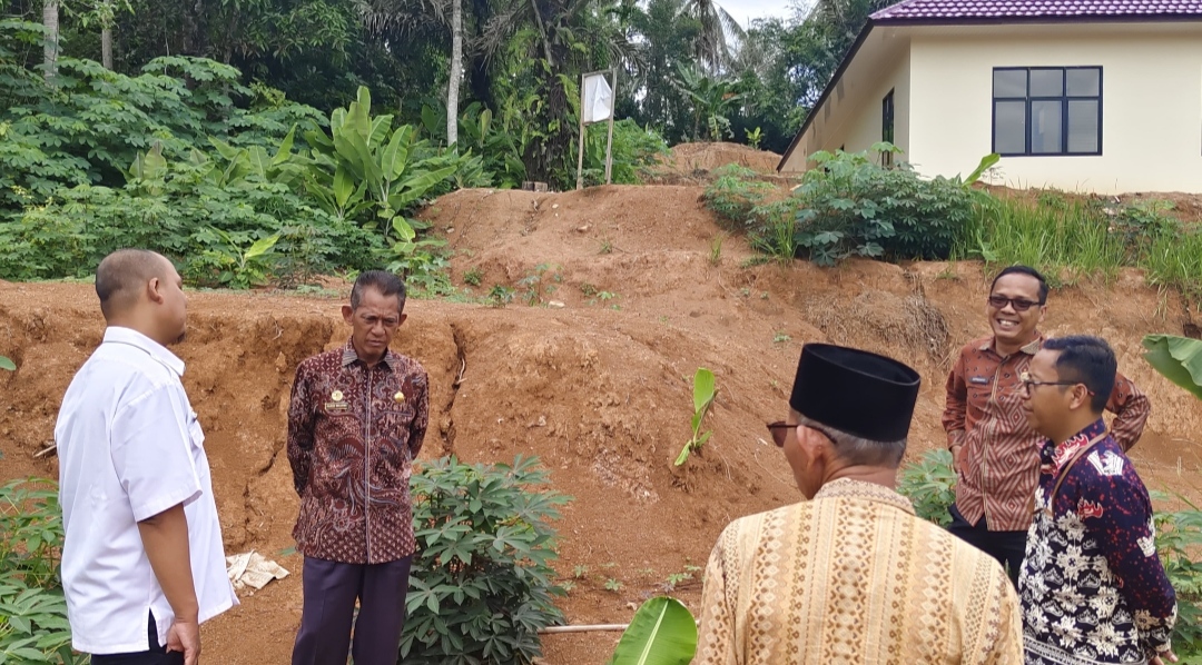 Kepala Kemenag Pesawaran Tinjau Tanah Hibah untuk Pembangunan KUA di Padang Cermin