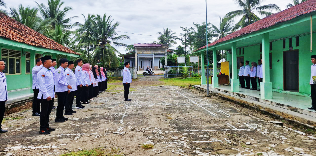 Rutinitas Apel Pagi Kemenag Pesisir Barat : I Gede Sudanta Tekankan Kewaspadaan dan Persiapan Kegiatan Akhir Tahun.