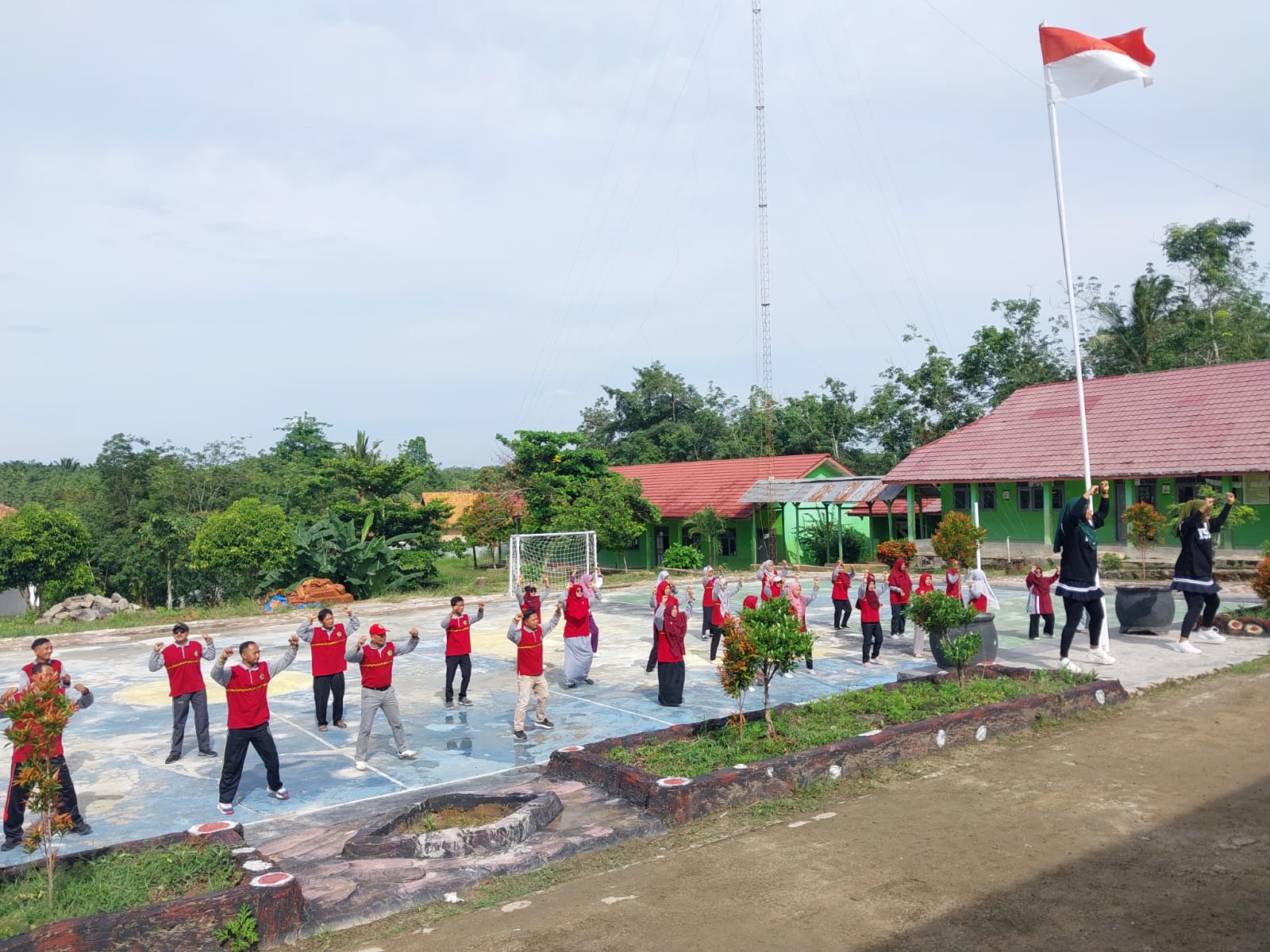 MTsN 2 Way Kanan Gelar Senam Kesegaran Jasmani dalam Rangka Launching Hari Amal Bhakti ke-79 Kementerian Agama RI