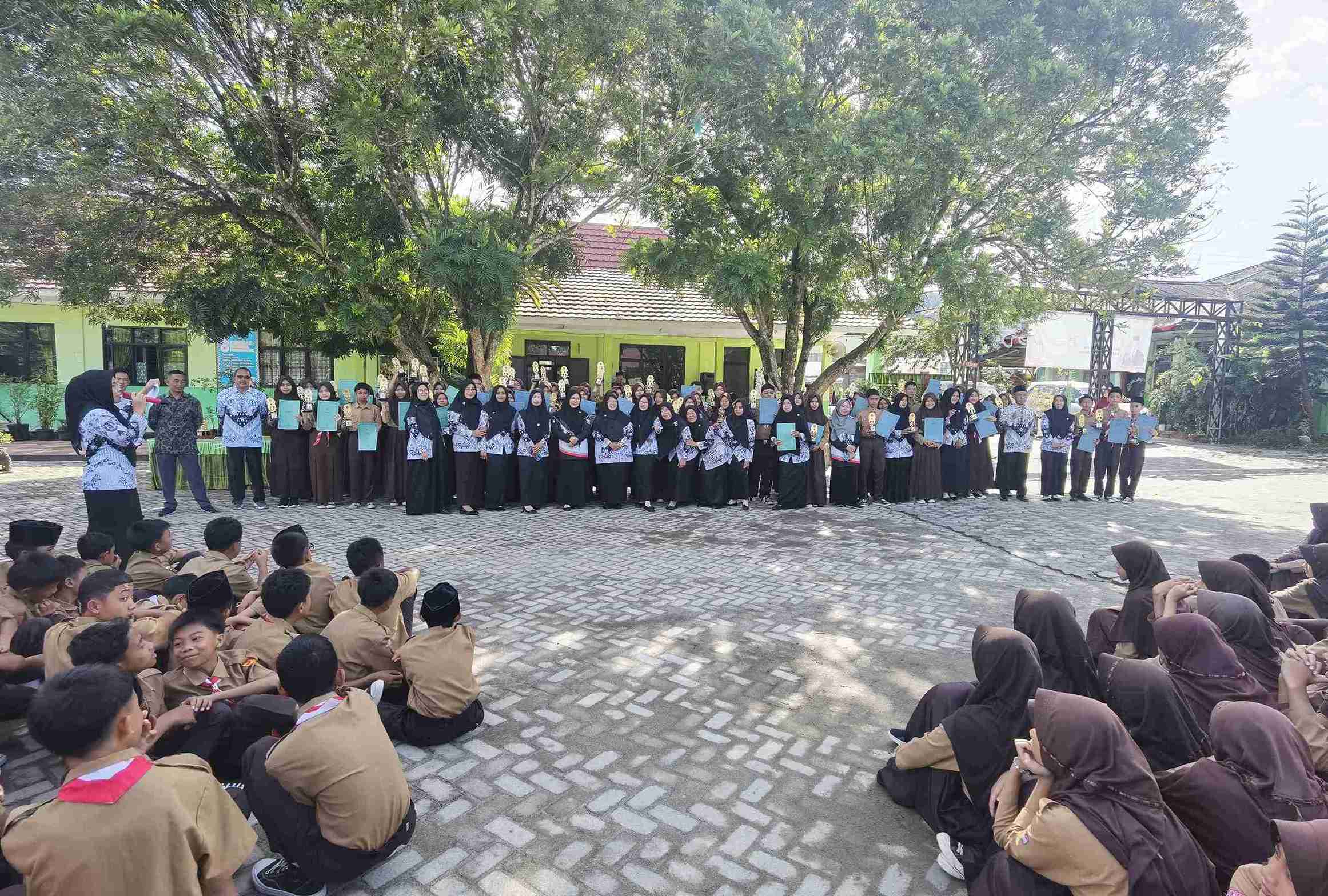 Desi Arisandi Bagikan Piala dan Sertifikat Prestasi kepada Peserta Didik MTsN 1 Lampung Barat