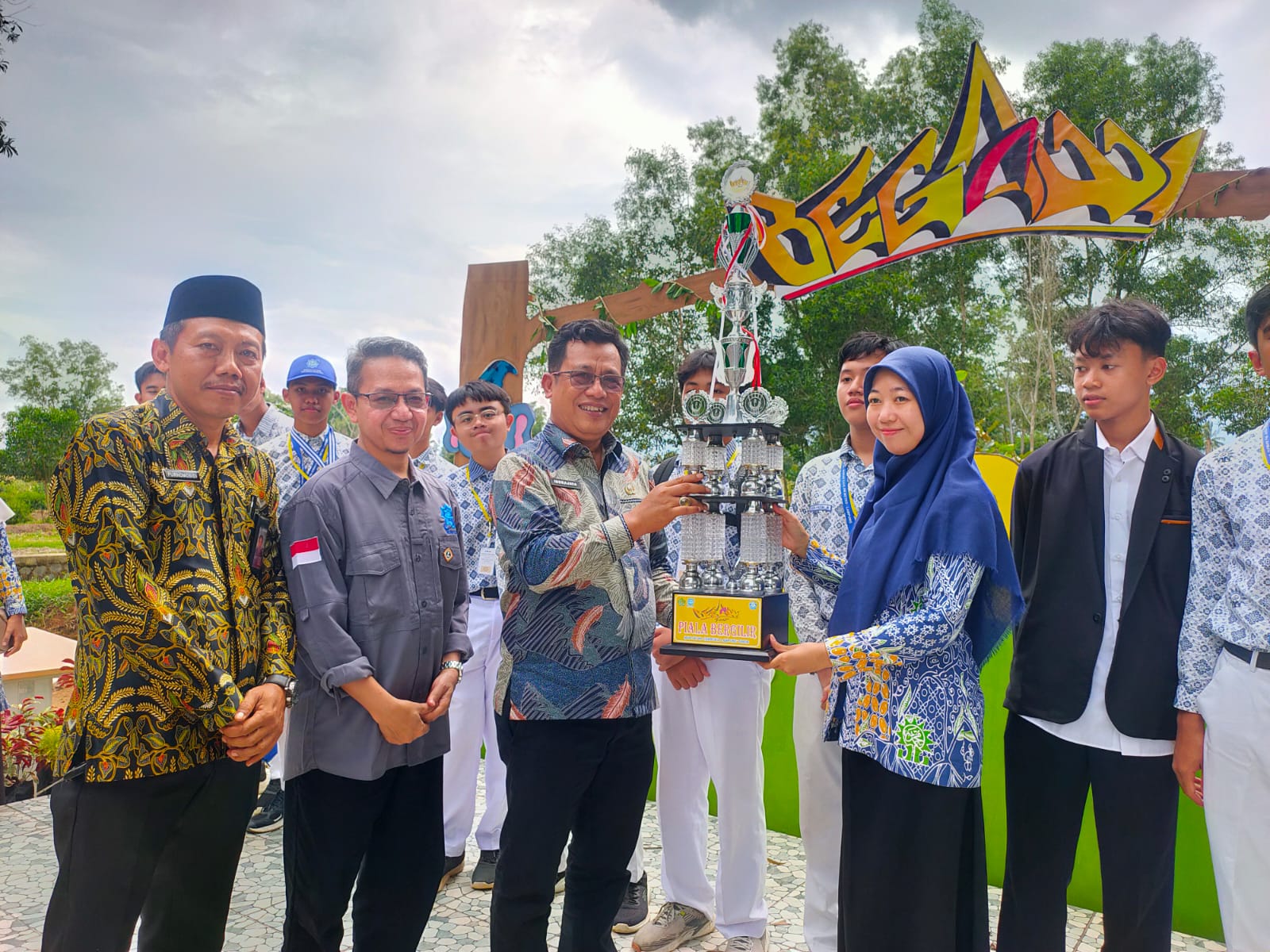 Kepala Kementerian Agama Lampung Timur Serahkan Piala Juara Umum Begawi Fest MAN IC Lamapung Timur