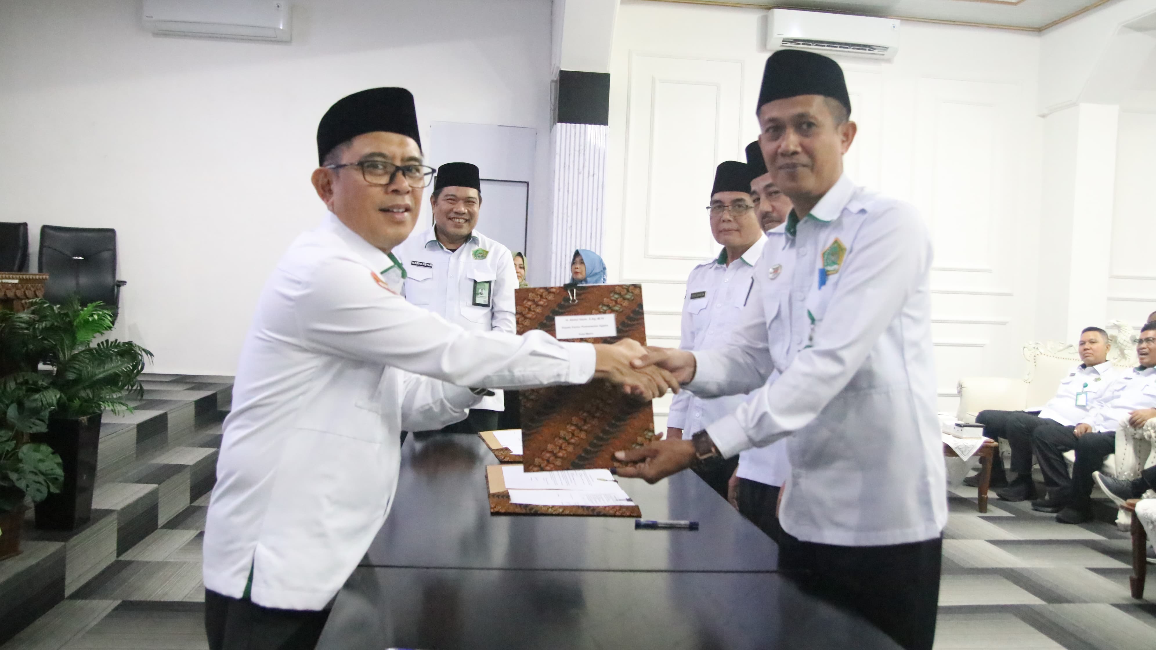 Abdul Haris Terima DIPA dan Tandatangani Perjanjian Kinerja di Lingkungan Kantor Wilayah Kemenag Provinsi Lampung Tahun 2025