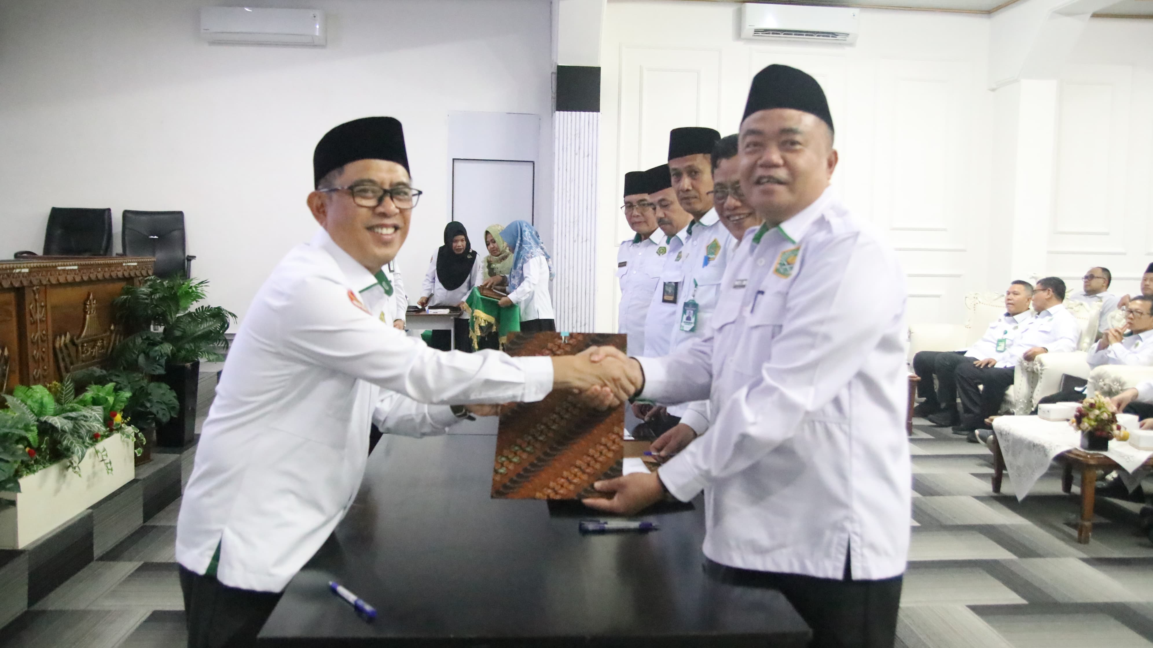 Kepala KanKemenag Pesisir Barat  Terima Penyerahan DIPA dan Penandatanganan Fakta Integritas Tahun 2025