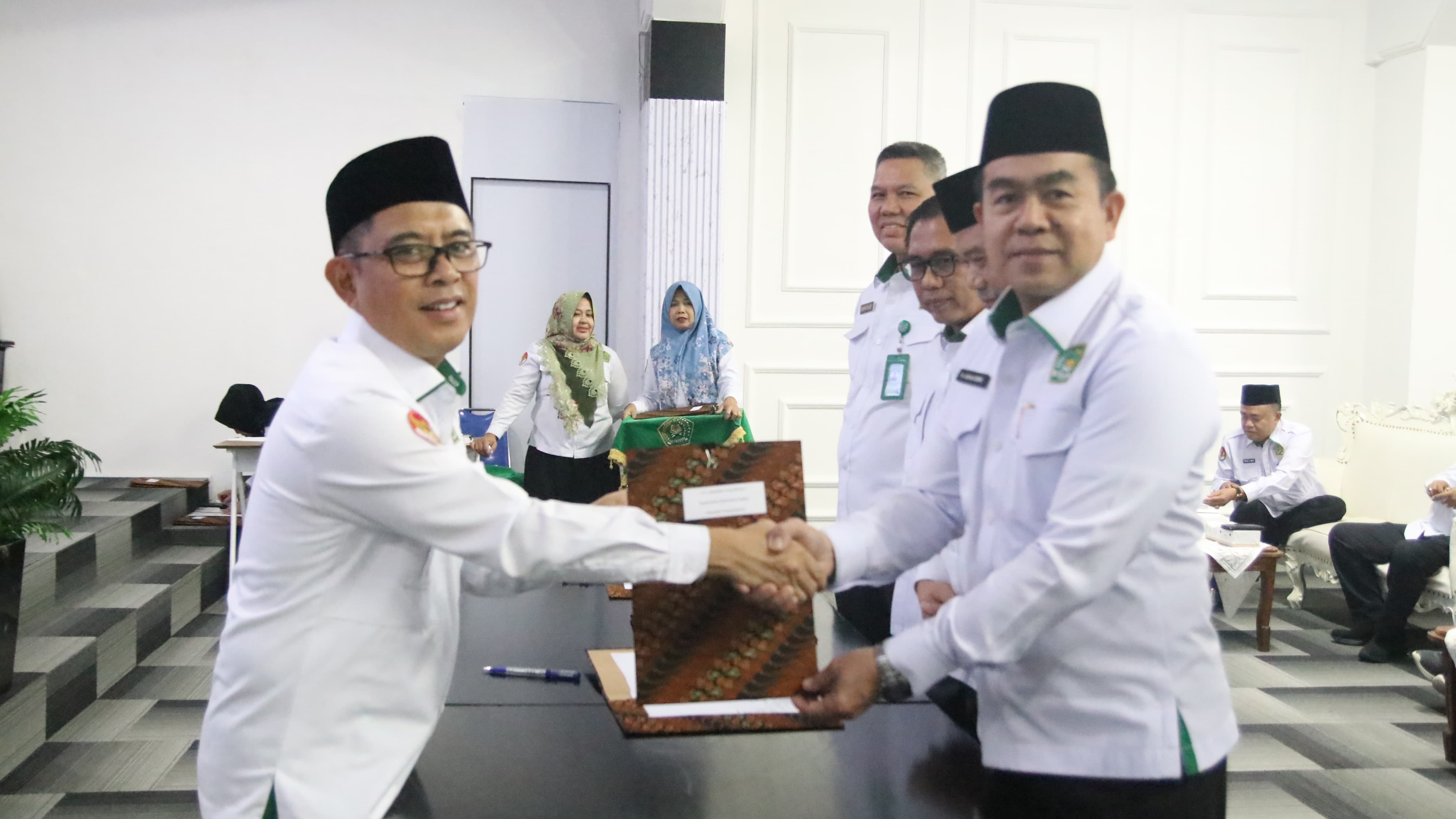 Kakankemenag Tulang Bawang Tandatangani dan Terima Perkin Tahun 2025, Siap Pacu Tingkatkan Kinerja Para ASN dan Optimalkan Pelayanan