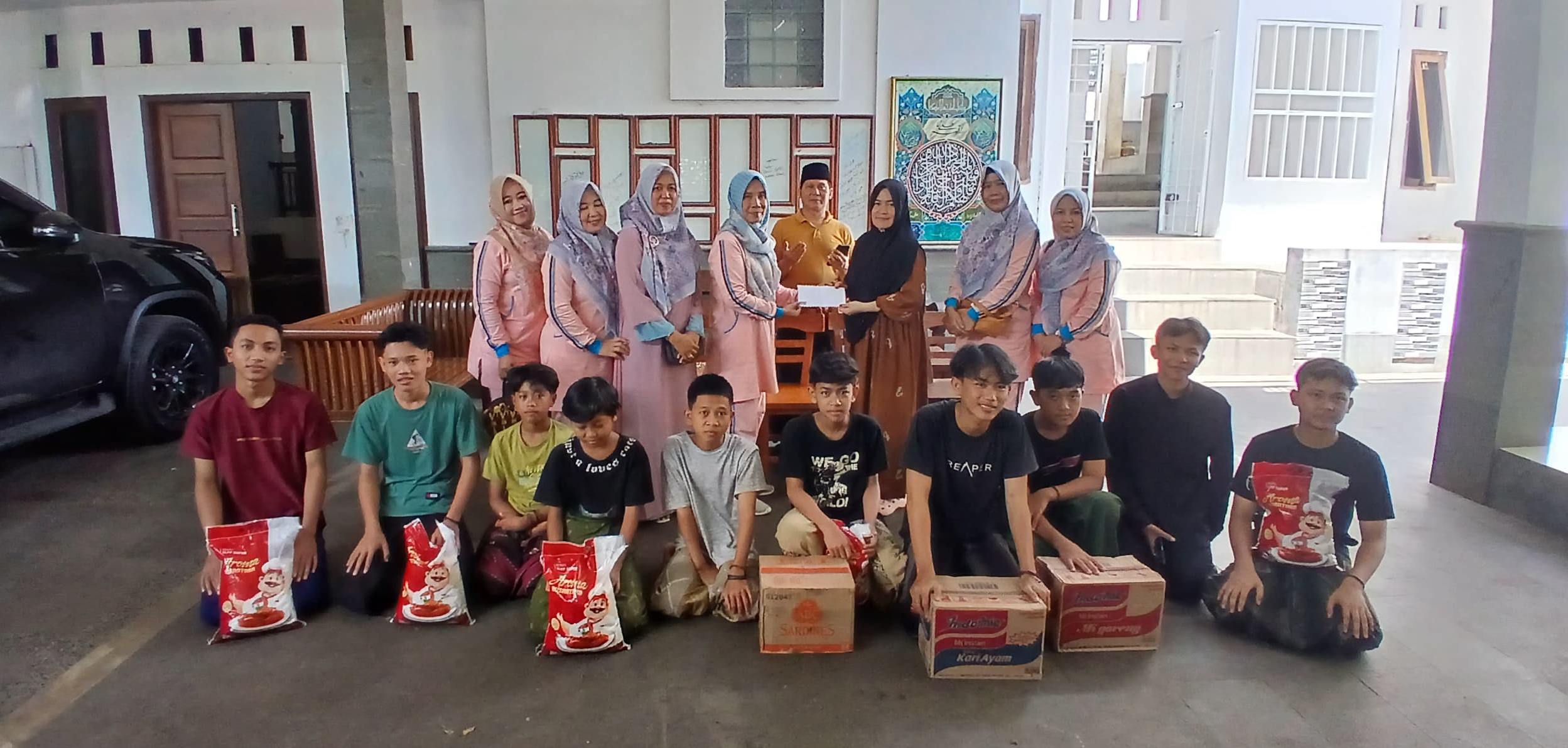 Sebagai Rasa Peduli, DWP Kemenag Kota Bandar Lampung Bagikan Bingkisan ke Yayasan Ponpes dan Panti Asuhan