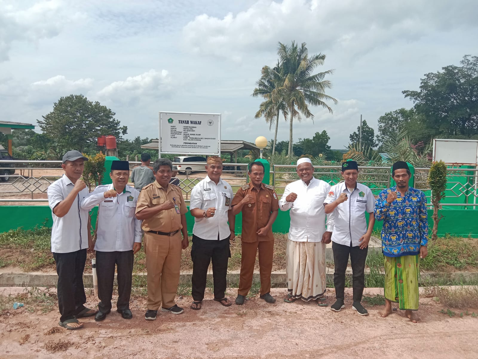 Mewakili Kakankemenag, Kasi PHU Zainal Pasang Papanisasi Tanah Wakaf di Dua Masjid