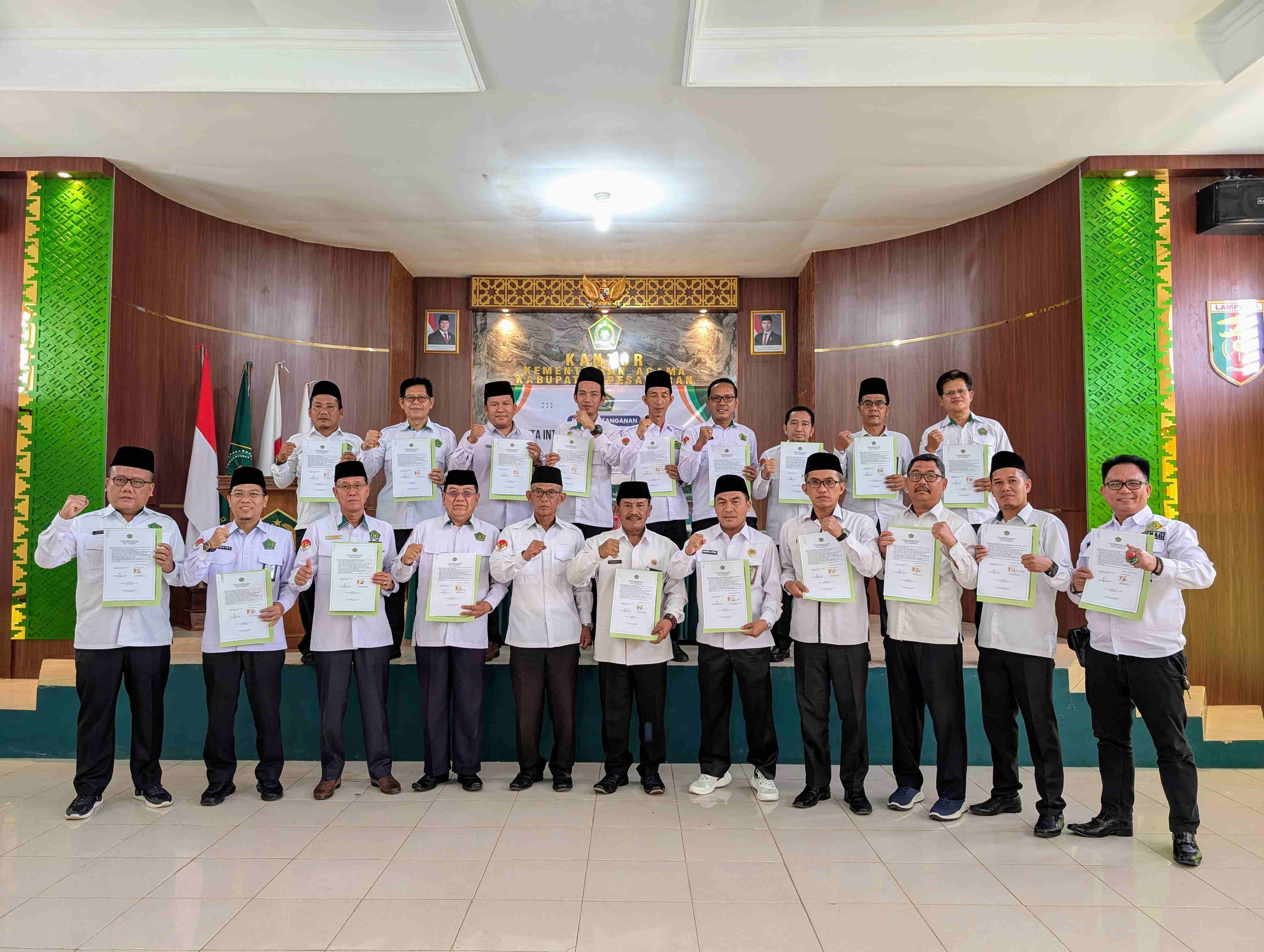 Pejabat Kemenag Pesawaran Tandatangani Perjanjian Kinerja dan Pakta Integritas