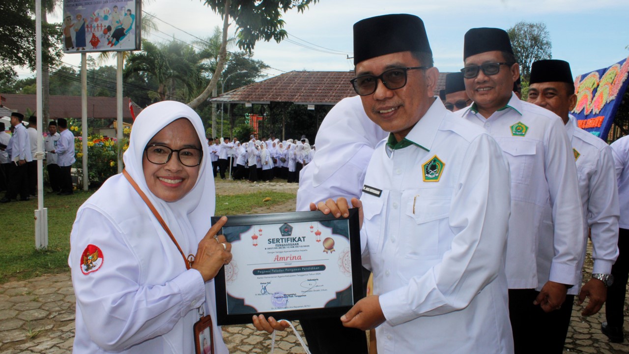 Meningkatkan Spirit Kerja ASN: Piagam Penghargaan Diserahkan di HAB ke-79