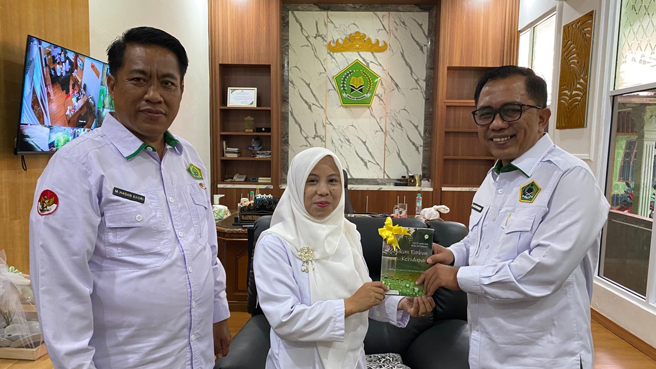 Tulis Karya Motivasi, Reni Setiawati Kenalkan Buku ‘Kesejukan Embun Kehidupan’ di HAB Ke-79