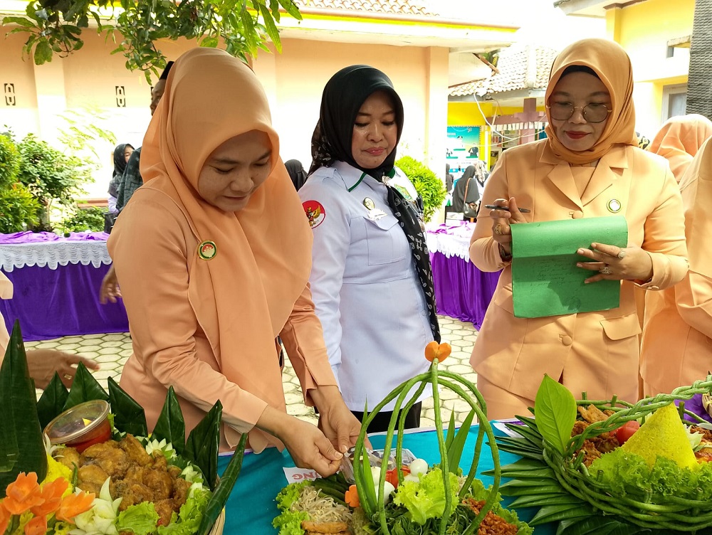 Ketua DWP Kemenag Tulang Bawang Ajak Para Peserta Merajut Kebersamaan dan Melestarikan Budaya di Momen Lomba Nasi Tumpeng HAB Ke 79 Kementerian Agama