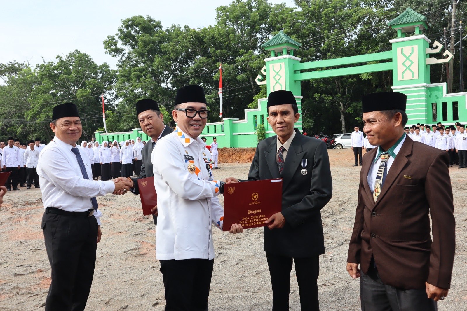 Wujudkan Kepedulian Terhadap Pengabdian Pegawai, Kemenag Way Kanan berikan Penghargaan Satya Lencana ASN dan Cinderamata bagi Purna Tugas