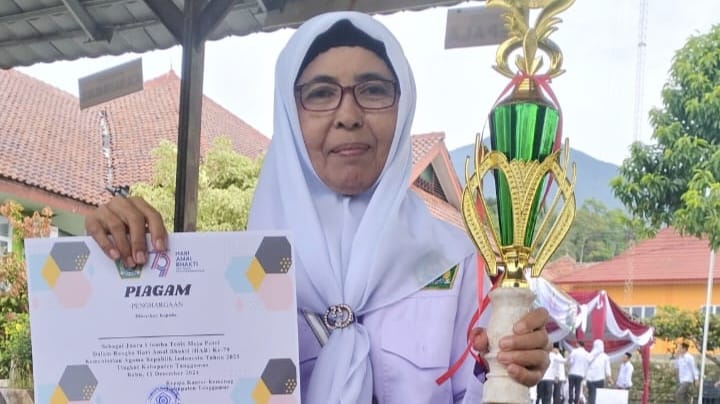 Momen Bahagia: Rifdanita, Guru MTsN 1 Tanggamus, Terima Penghargaan Juara 1 Tenis Meja Putri di Peringatan HAB ke-79 Kemenag RI