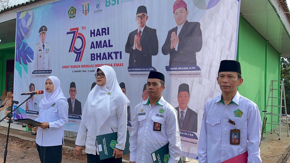 Guru Matematika MTsN 2 Way Kanan, Ida Sumarni, Bertugas Membaca Teks UUD 1945 dalam Upacara HAB Kemenag ke-79