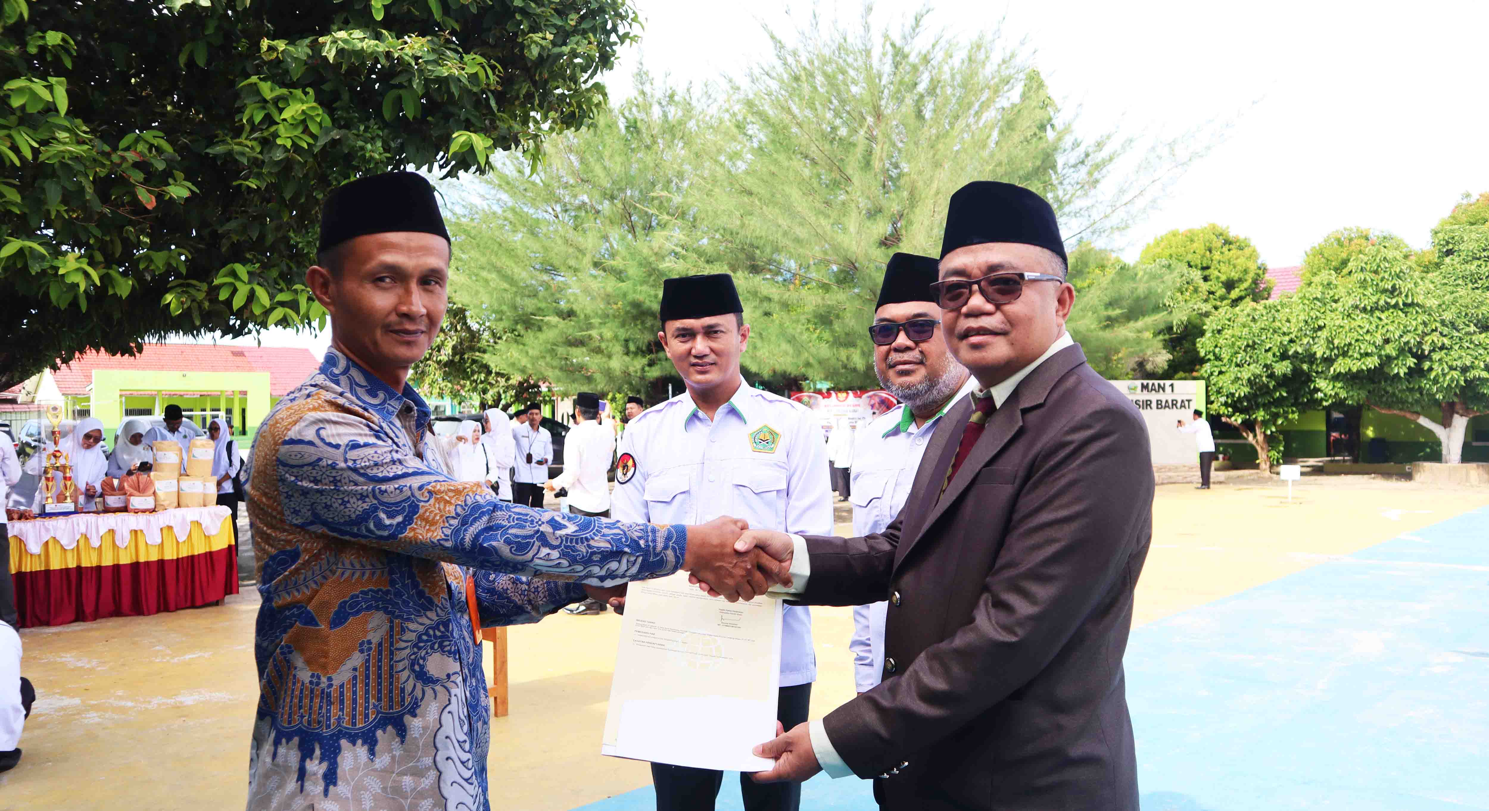 Dukung Legalitas Tanah Wakaf, BPN Serahkan Sertifikat Tanah di Hari Amal Bakti ke-79