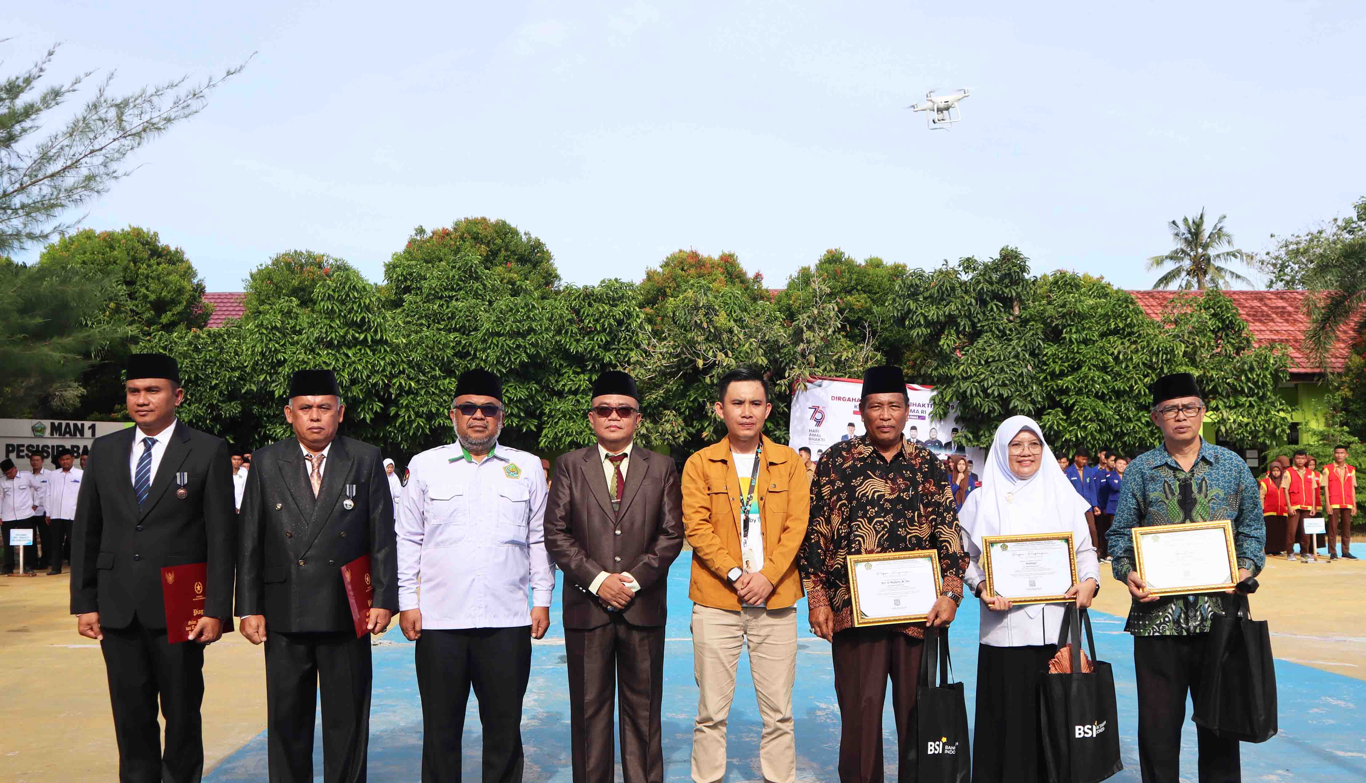 Peringati HAB ke-79, Kemenag Pesisir Barat Serahkan Penghargaan Satya Lencana ASN dan penyerahan piagam penghargaan kepada Pegawai Purna Bhakti