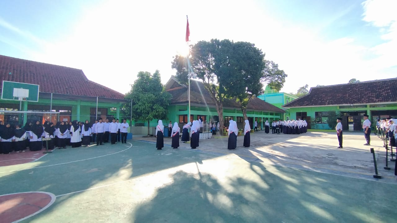 Upacara Bendera Hari Senin, Kepala Staf TU MTsN 2 Tanggamus Beri Motivasi  Siswa Untuk Lebih Giat Lagi