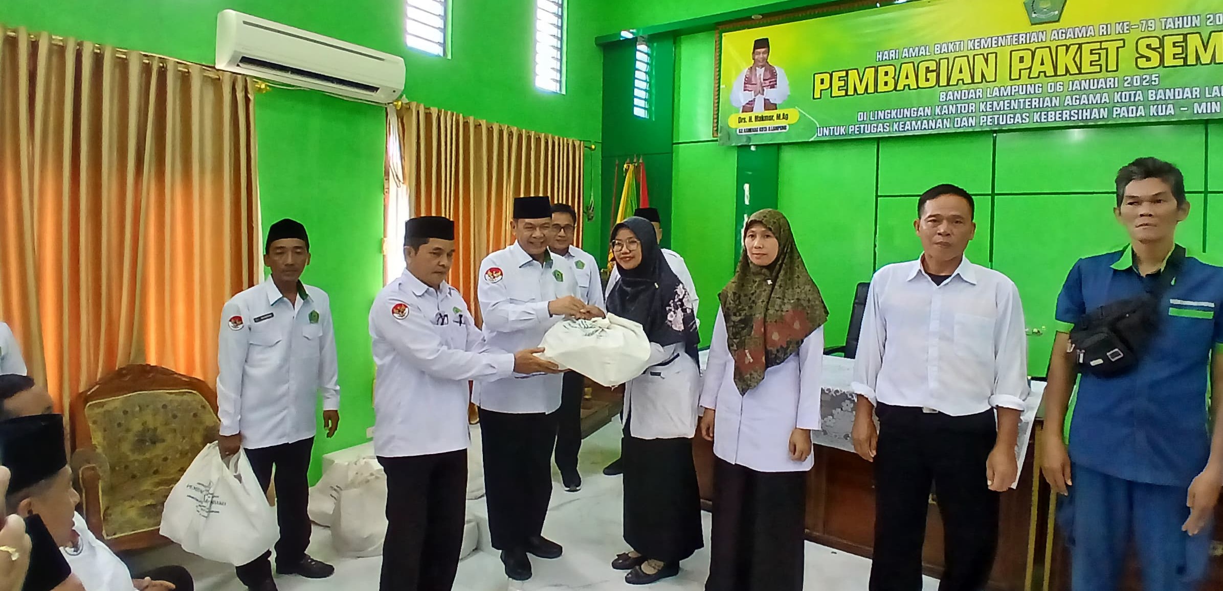 Ka KanKemenag Kota Bandar Lampung Salurkan Paket Sembako dalam Rangka Peringatan HAB Kemenag RI Ke-79