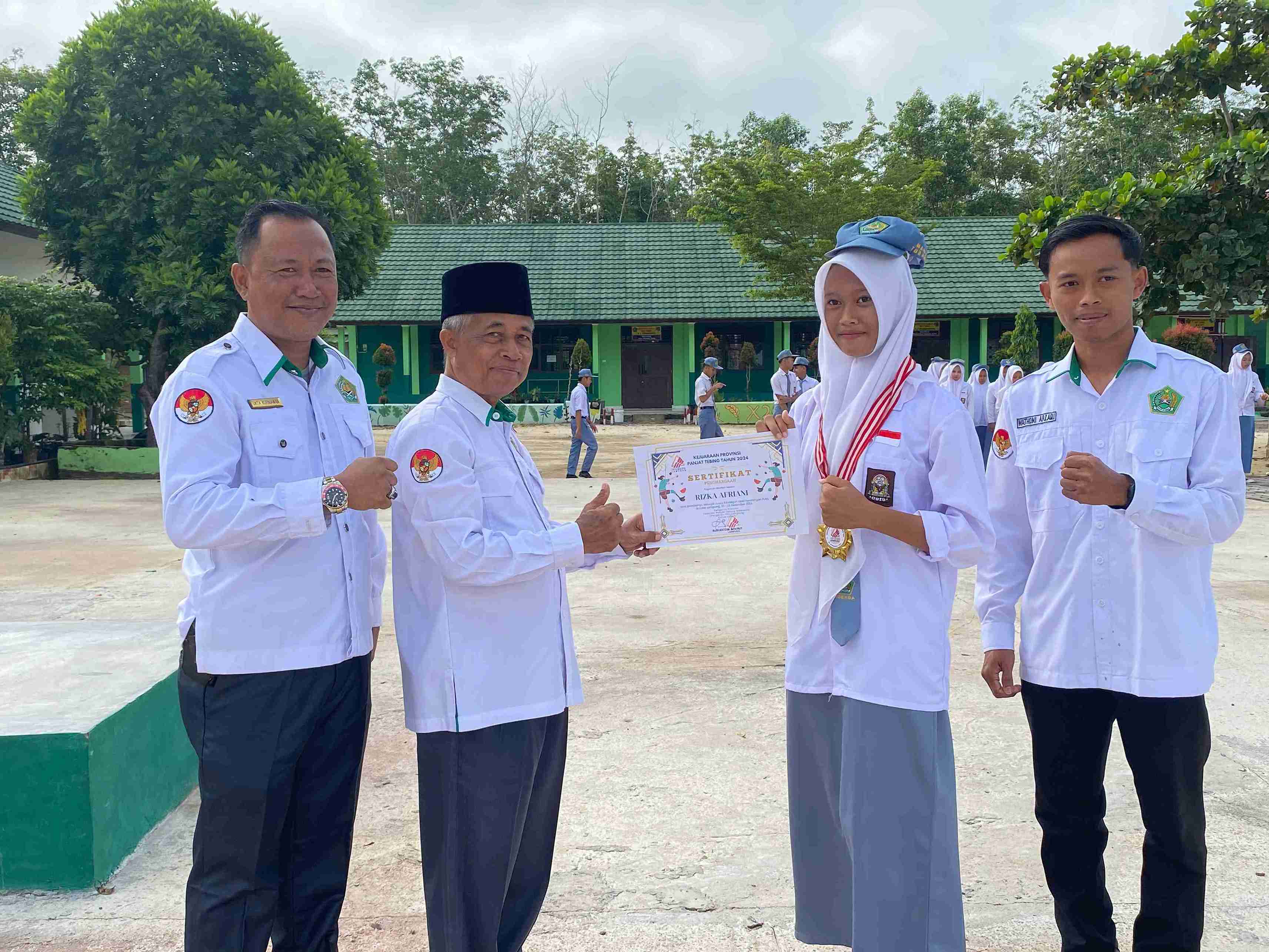Apel Pagi MAN 1 Tulang Bawang Barat : Penyerahan Penghargaan Prestasi Panjat Tebing Kejurprov 2024