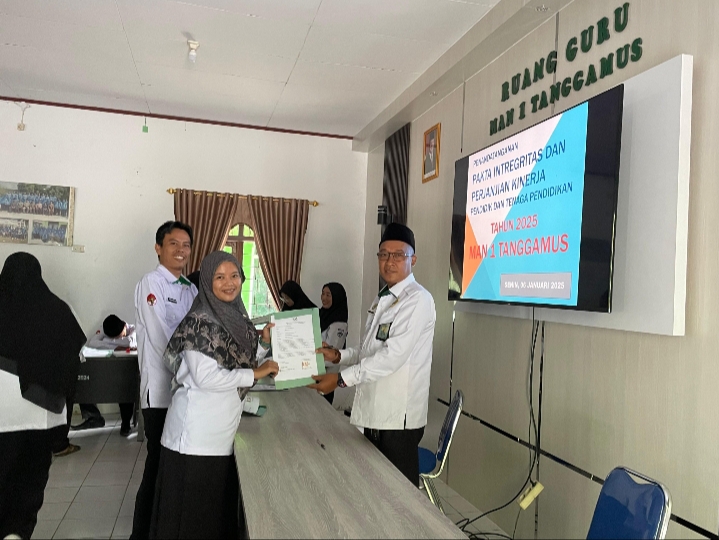 MAN 1 Tanggamus Tingkatkan Kualitas Pendidikan dengan Penandatanganan Pakta Integritas dan Perjanjian Kinerja