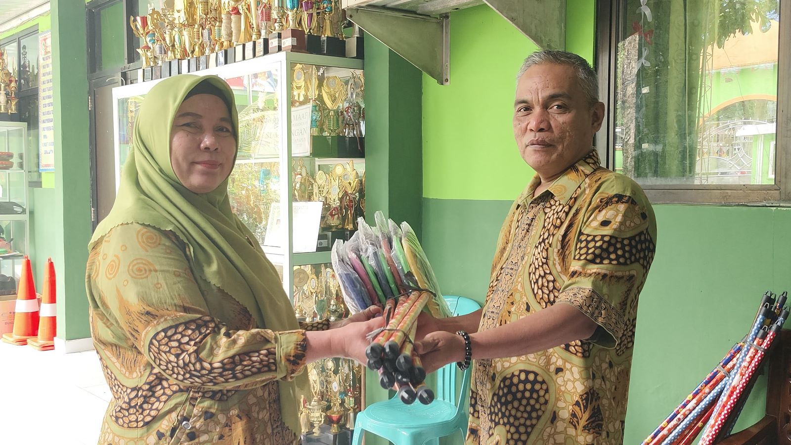Wujud Nyata Peduli Kebersihan! Nasrudin Salurkan Alat Kebersihan untuk 30 Rombel MTsN 1 Tanggamus