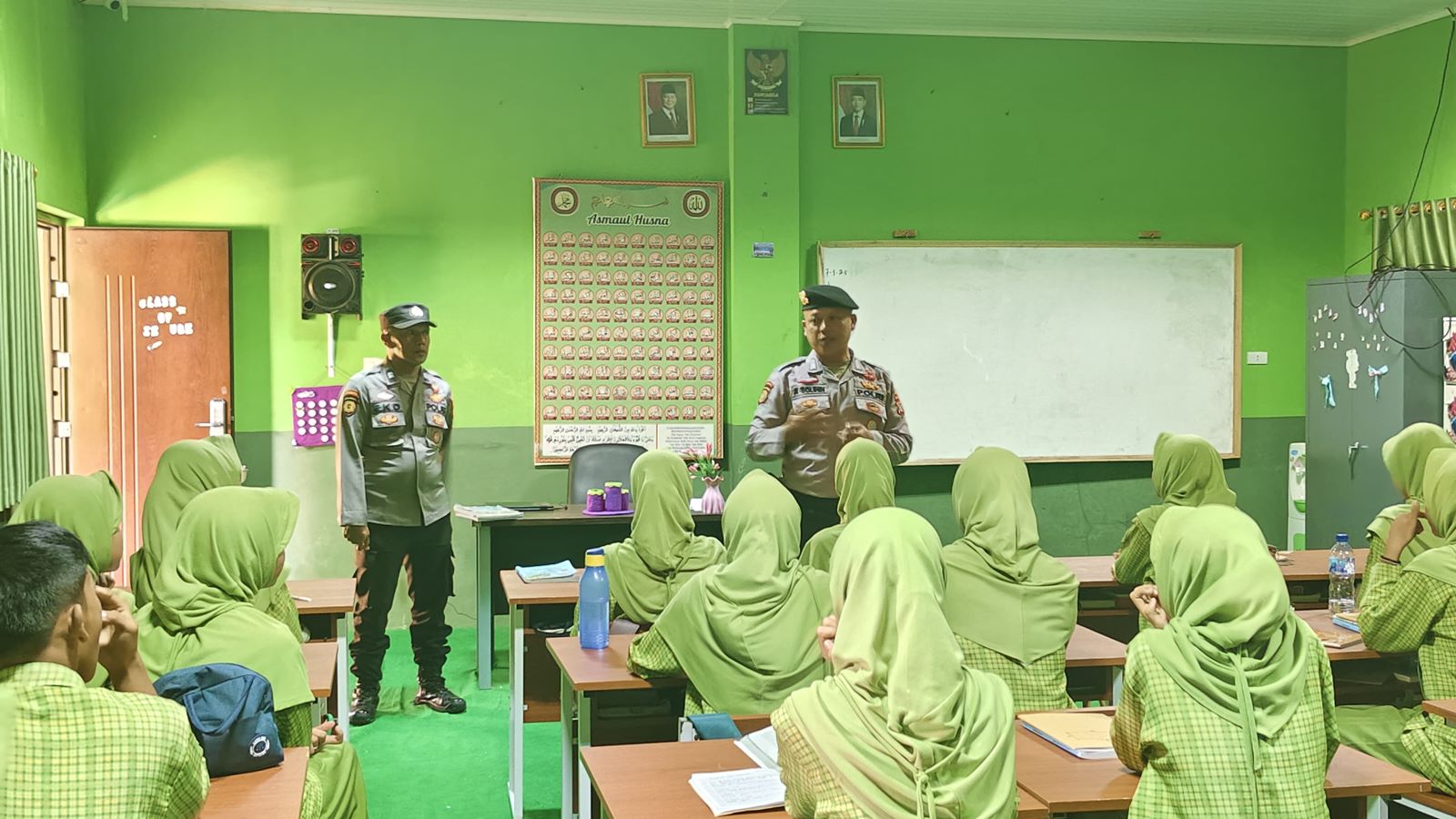Edukasi Keselamatan: Bhabinkamtibmas Kota Agung Tegaskan Bahaya Berkendara untuk Siswa di MTsN 1 Tanggamus