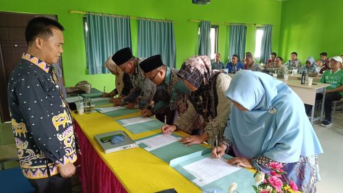 Penandatanganan Fakta Integritas dan Pembagian SK Honorer di MTs N 1 Way Kanan