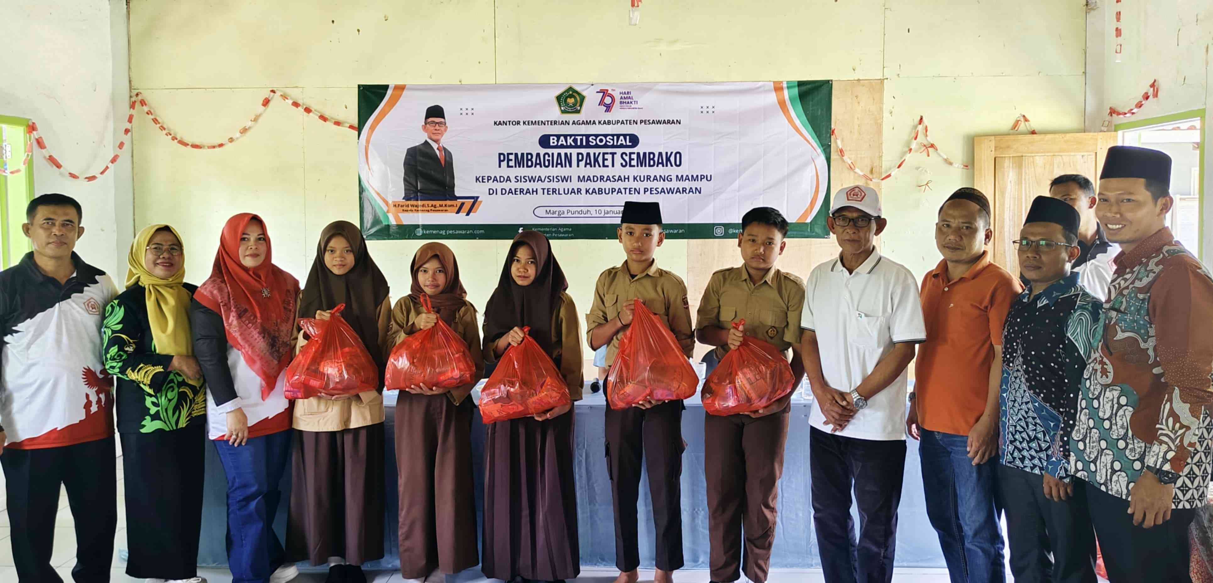 Kemenag Pesawaran Bagikan Paket Sembako Kepada Siswa/Siswi Dan Warga Daerah Terluar Pesawaran